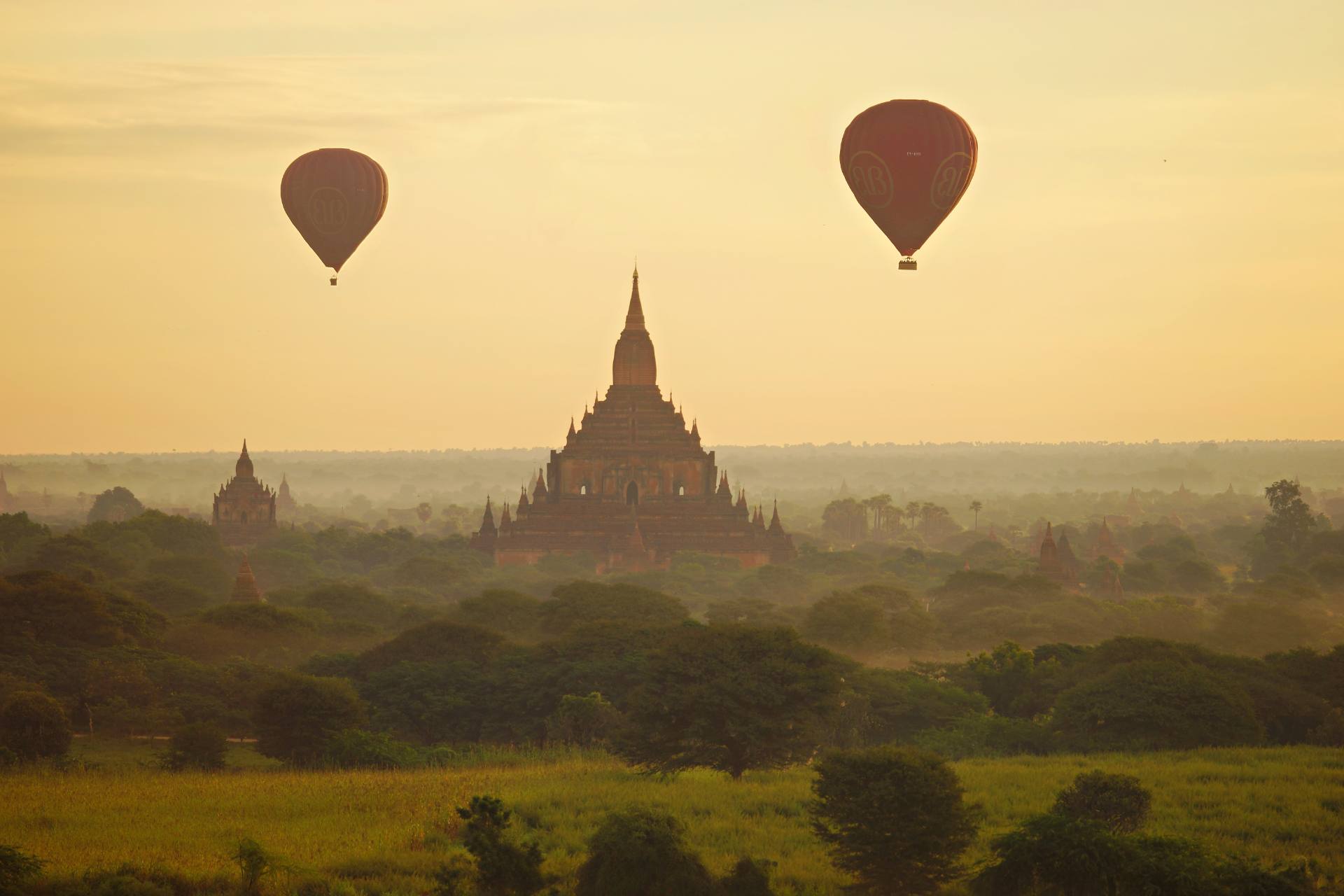 Sonnenaufgang auf der Shwesandaw Pagode (erbaut 1057 n Chr.)
